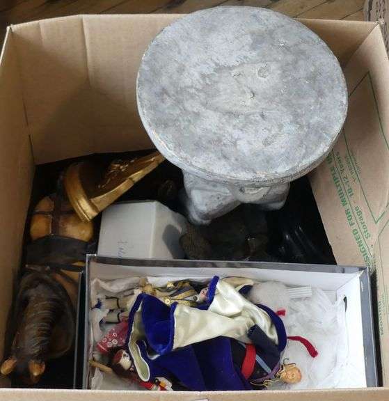 BOX LOT OF DECORATIVE AND SOUVENIR ITEMS