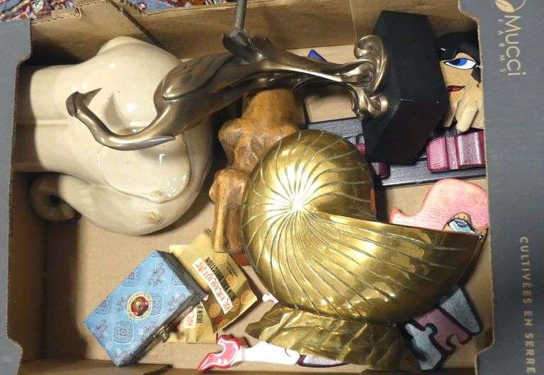BOX LOT OF DECORATIVE ITEMS