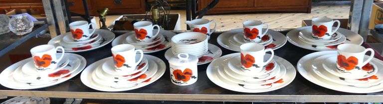 WEDGWOOD SUSIE COOPER DESIGN "CORN POPPY" DINNERWARE