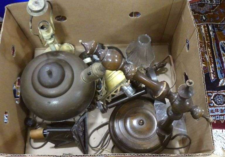 BOX LOT OF LIGHTING