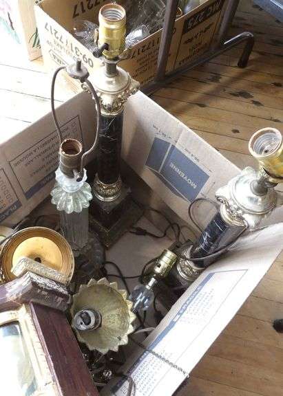 BOX LOT OF LAMPS AND CLOCKS