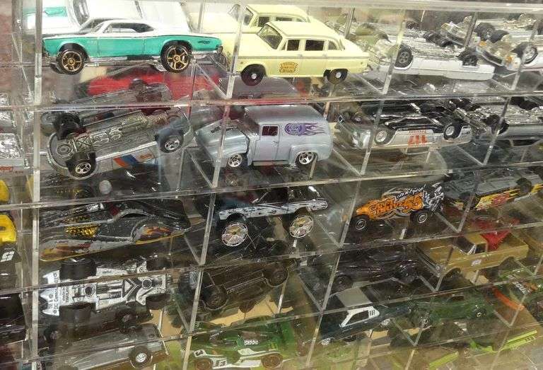 LARGE CASE OF TOY CARS