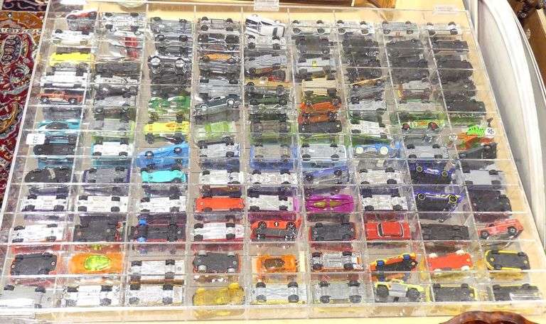 LARGE CASE OF TOY CARS