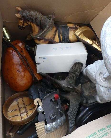 BOX LOT OF DECORATIVE AND SOUVENIR ITEMS