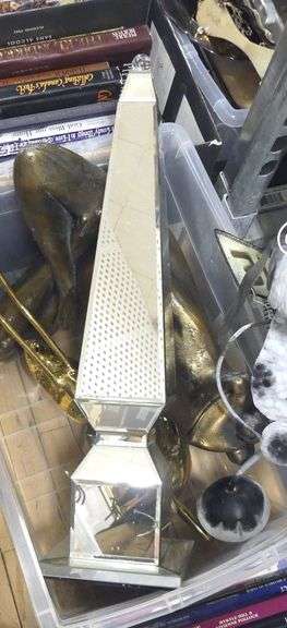 BIN LOT OF DECORATIVE ITEMS