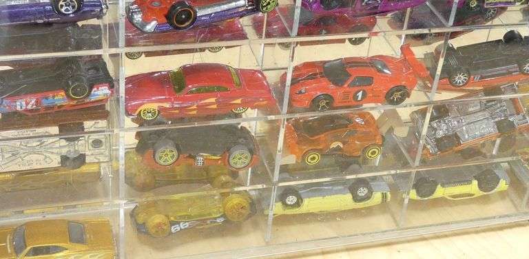 LARGE CASE OF TOY CARS