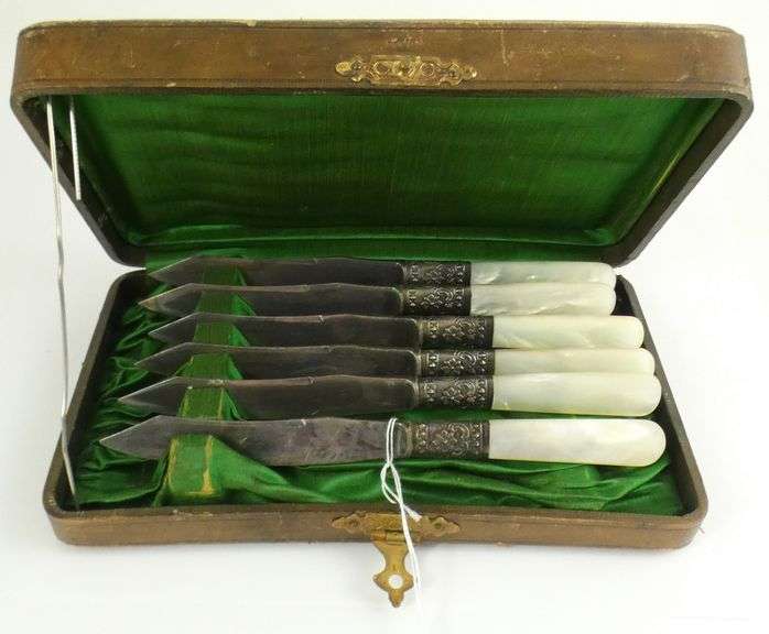 ANTIQUE SET KNIVES IN CASE
