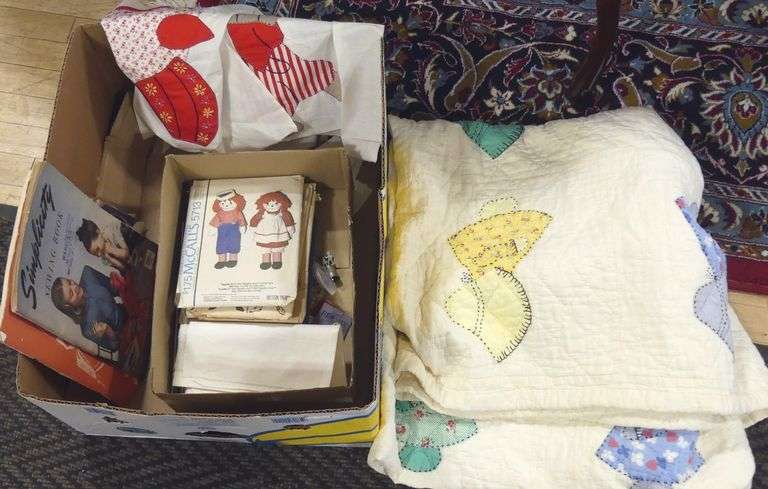 BOX LOT OF SEWING ITEMS AND QUILT