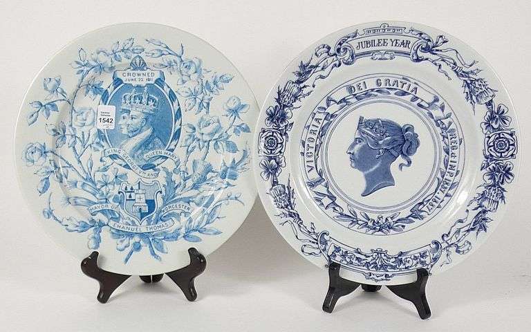 2 ANTIQUE WORCESTER ROYALTY PLATES