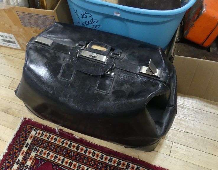 BIN LOT OF DOCTOR'S BAGS, HATS, RUG, ETC.