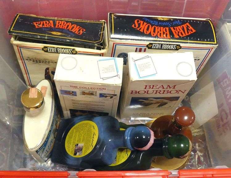 EIGHT COLLECTIBLE LIQUOR BOTTLES