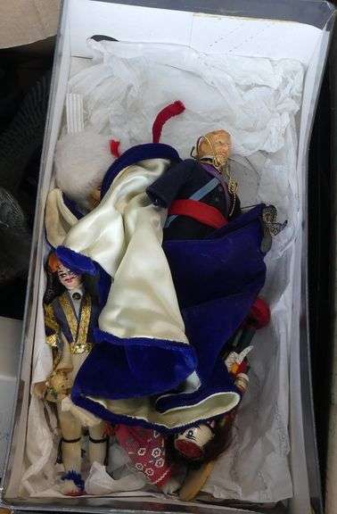 BOX LOT OF DECORATIVE AND SOUVENIR ITEMS