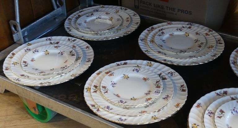 AYNSLEY "GAIETY" DINNERWARE
