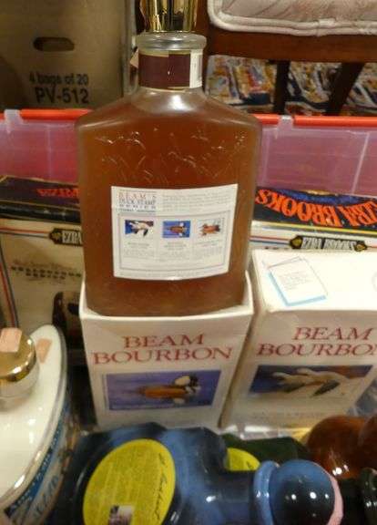 EIGHT COLLECTIBLE LIQUOR BOTTLES