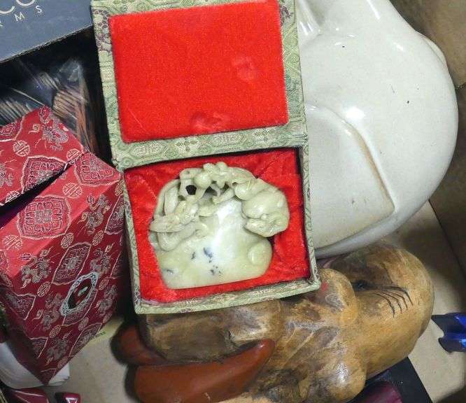 BOX LOT OF DECORATIVE ITEMS