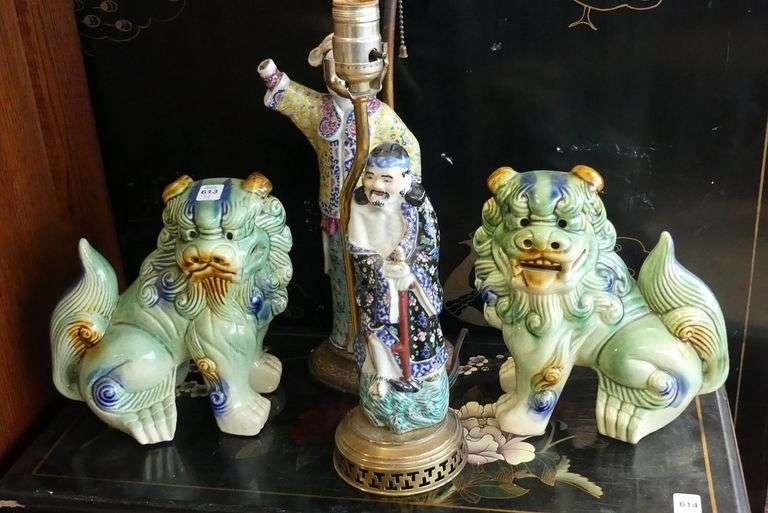 CHINESE PORCELAIN LAMPS AND FOO DOG FIGURINES