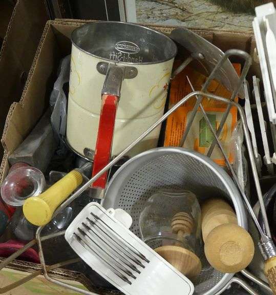 BOX LOT OF VINTAGE KITCHENWARE