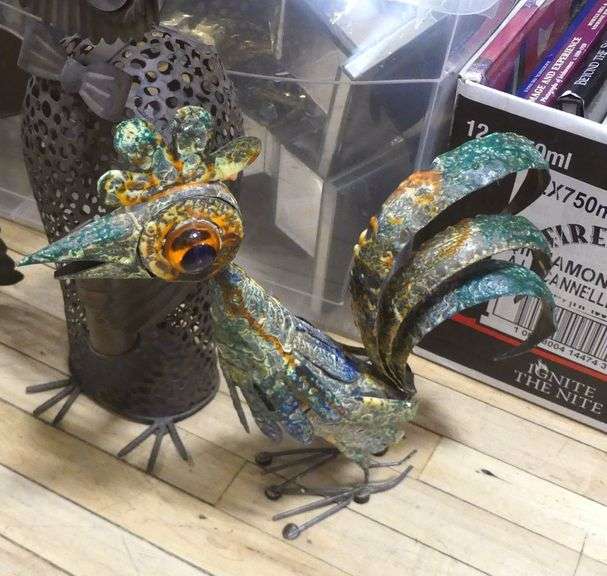 BIN LOT OF DECORATIVE ITEMS