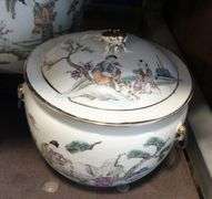 THREE PIECES OF CHINESE FAMILLE ROSE PORCELAIN