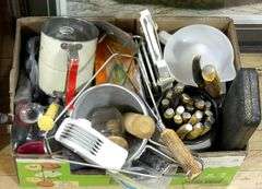 BOX LOT OF VINTAGE KITCHENWARE