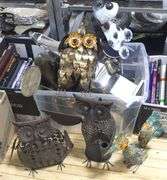 BIN LOT OF DECORATIVE ITEMS