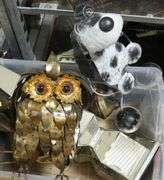 BIN LOT OF DECORATIVE ITEMS