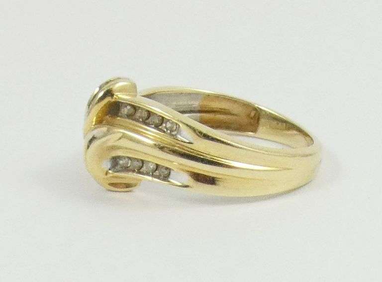 LADIES' DIAMOND RING