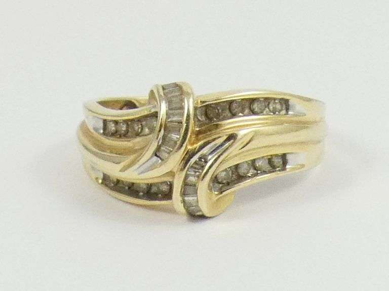 LADIES' DIAMOND RING