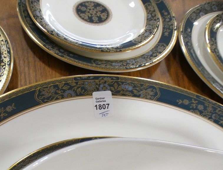 ROYAL DOULTON DINNER SERVICE