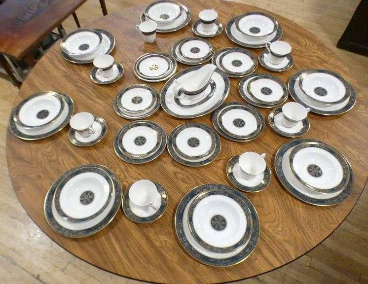 ROYAL DOULTON DINNER SERVICE