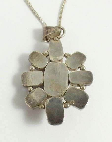 CORAL PENDANT ON CHAIN