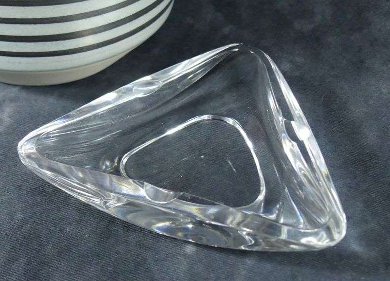 PAIR MCM CRYSTAL ASHTRAYS & CERAMIC VASE