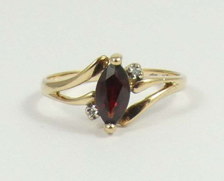 LADIES' GARNET RING