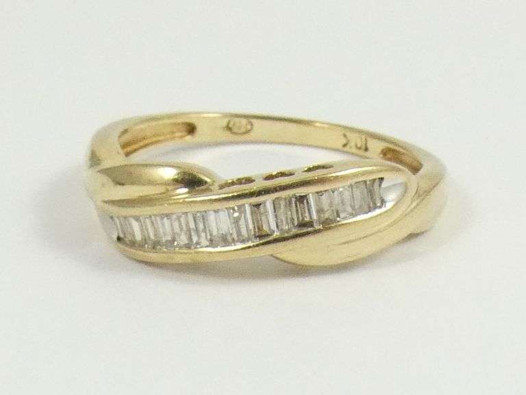 LADIES' DIAMOND RING