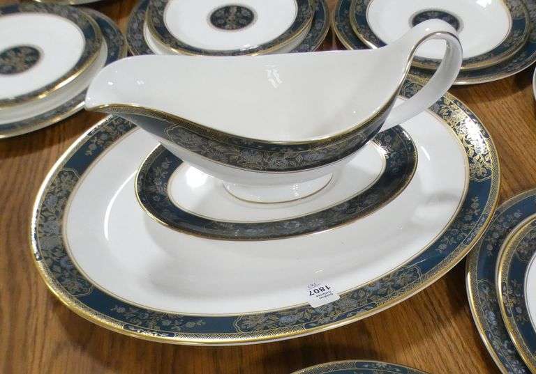 ROYAL DOULTON DINNER SERVICE