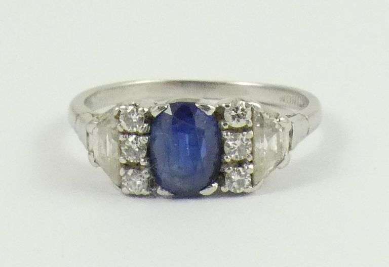 SAPPHIRE & DIAMOND RING