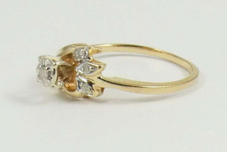 DAINTY DIAMOND RING