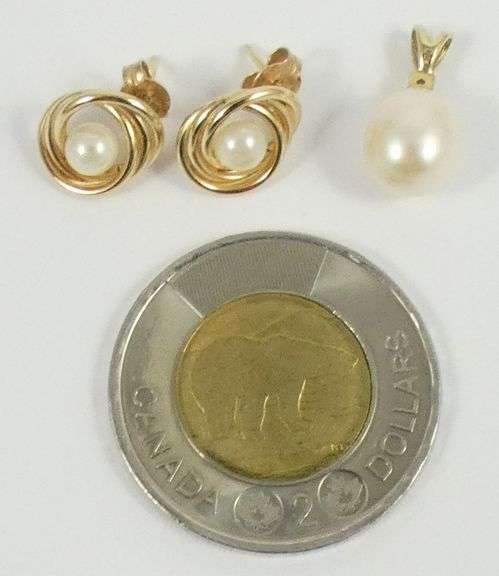 GOLD PENDANT & EARRINGS