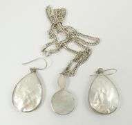 SET MOTHER-OF-PEARL JEWELLERY