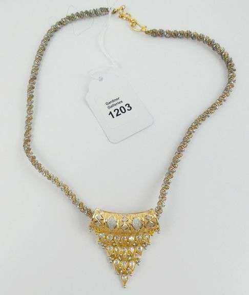 GOLD PENDANT NECKLACE