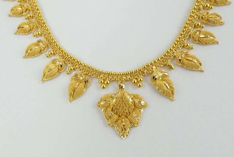 GOLD NECKLACE