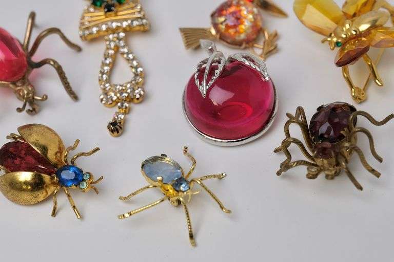 VINTAGE BROOCHES