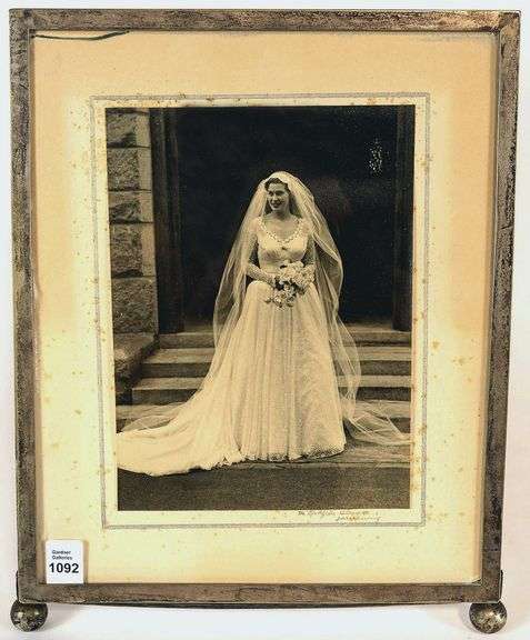 EASEL PORTRAIT FRAME