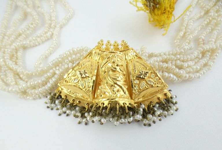 GOLD & PEARL NECKLACE