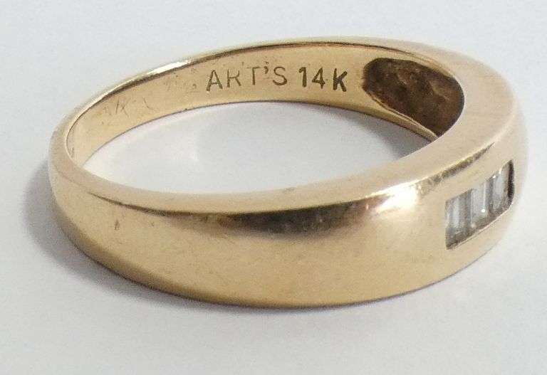 MEN'S 14KT GOLD RING WITH DIAMONDS