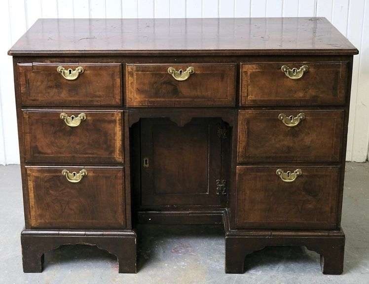 GEO I KNEEHOLE DESK