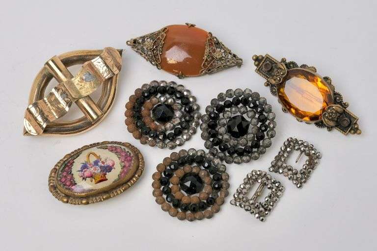 ANTIQUE BUTTONS AND BROOCHES
