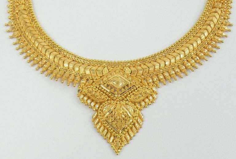 GOLD NECKLACE