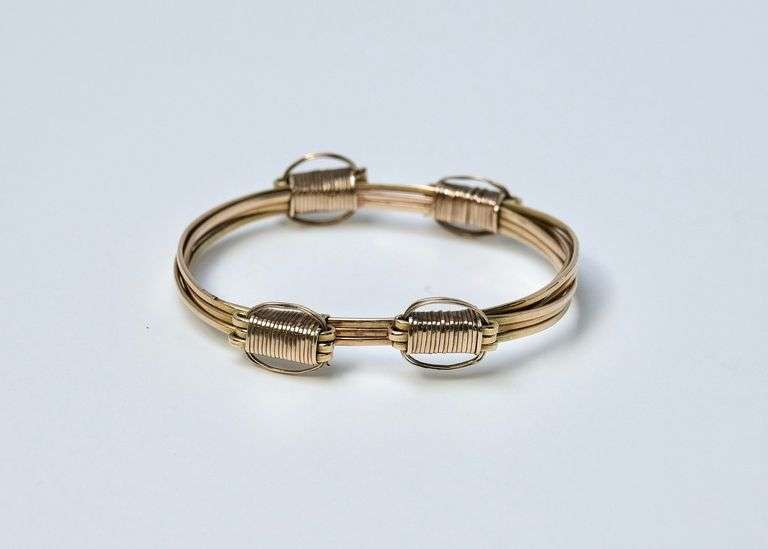 10K GOLD BANGLE