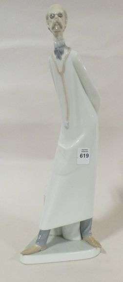 LARGE LLADRO "DOCTOR" FIGURINE